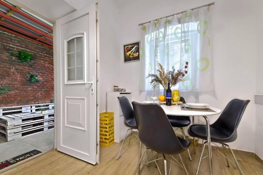 One Downtown Apartment ซาเกร็บ ภายนอก รูปภาพ